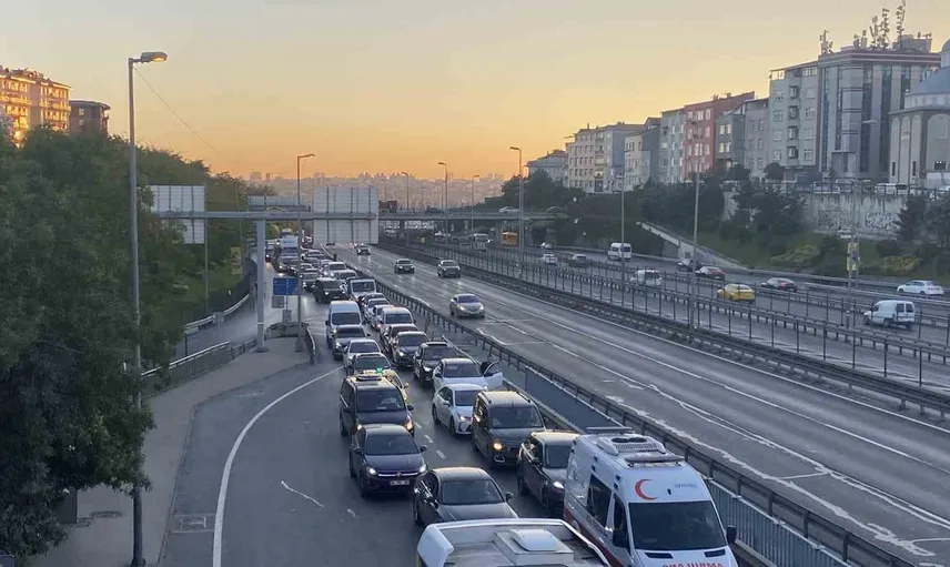 Beyoğlu’nda arızalanan tanker E-5 yolunda trafiği durma noktasına getirdi