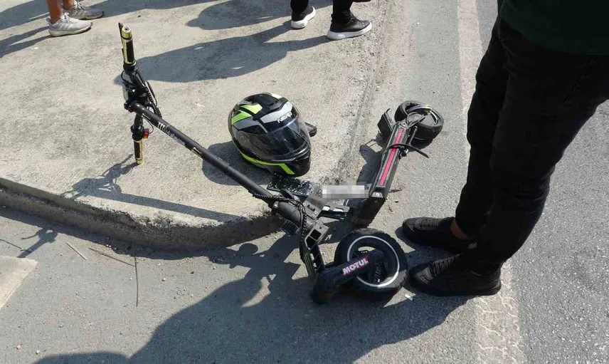 Kartal'da minibüsün çarptığı scooter sürücüsü ağır yaralandı