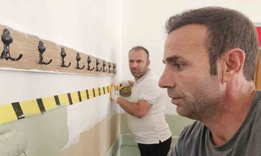 Eğitimciler köy okulunu yeni dönem için temizledi