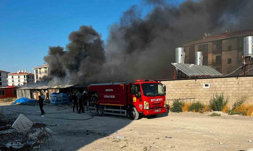 Karapınar'daki inşaat alanında konteynerlerde yangın çıktı