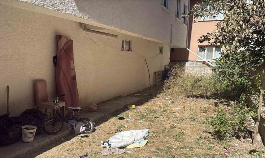 Eskişehir'de balkondan düşen çocuk hastaneye kaldırıldı