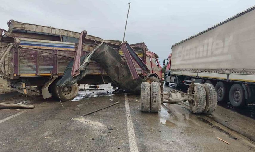 Yağışın etkisiyle kayganlaşan yolda kaza: kamyon karşı şeride geçti