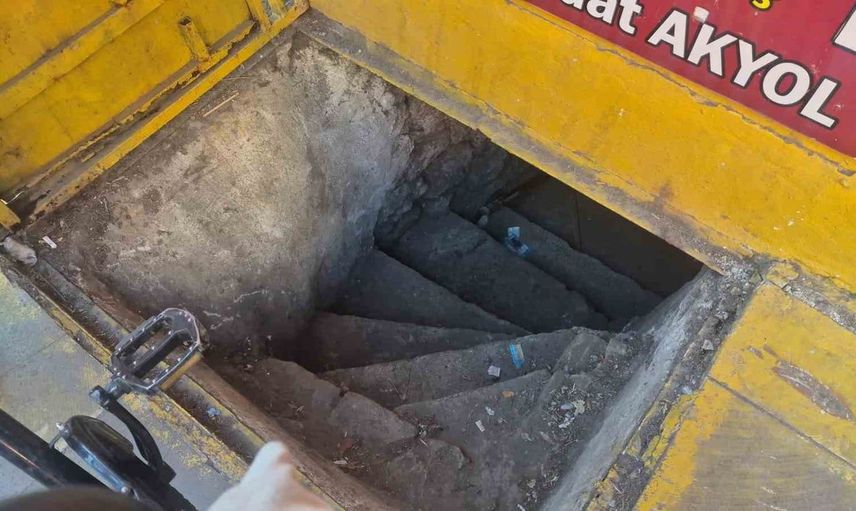 Dengesini kaybeden yaşlı adam bodrum kata düştü