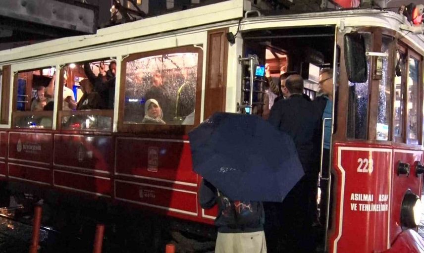 İstanbul'da beklenmedik yağmurda vatandaşlar toplu taşıma duraklarına sığındı