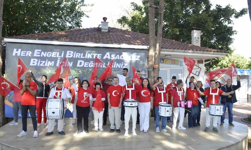 Cumhuriyet coşkusunu sokaklara taşıyan özel bireyler: Adalya Vakfı'ndan bando gösterisi