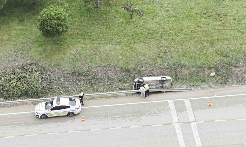 Bursa'da yağış nedeniyle yan yatan otomobilde can kaybı yaşanmadı