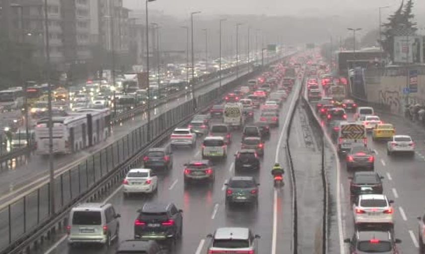 İstanbul'da sağanak yağış trafiği felç etti