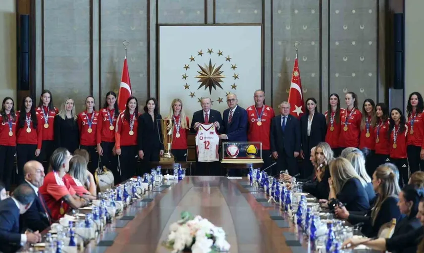 Cumhurbaşkanı Erdoğan, şampiyon voleybol takımlarını kabul etti