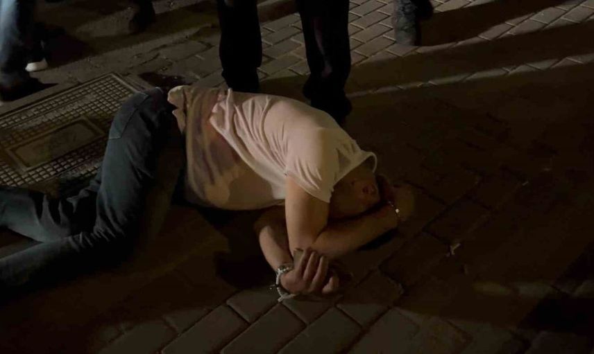 Bursa'da alkollü adamın ilginç performansı: Kimse dokunmadı, yere düştü