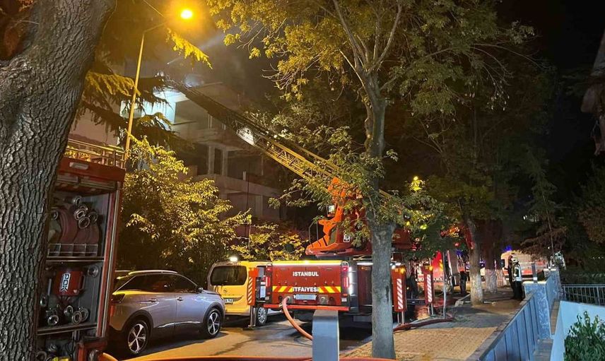Bakırköy'de boşaltılan binanın çatısında çıkan yangın kontrol altına alındı