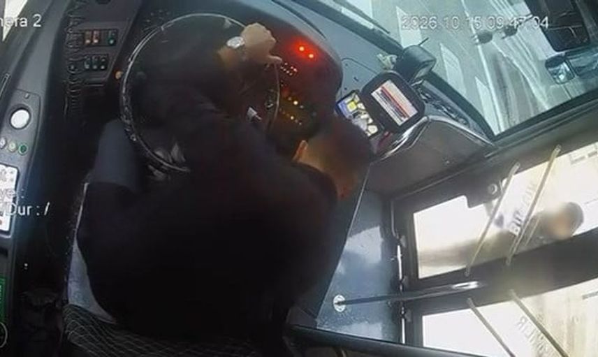 Bursa'da otobüs şoförüyle tartışan adam camı kırarak panik yarattı