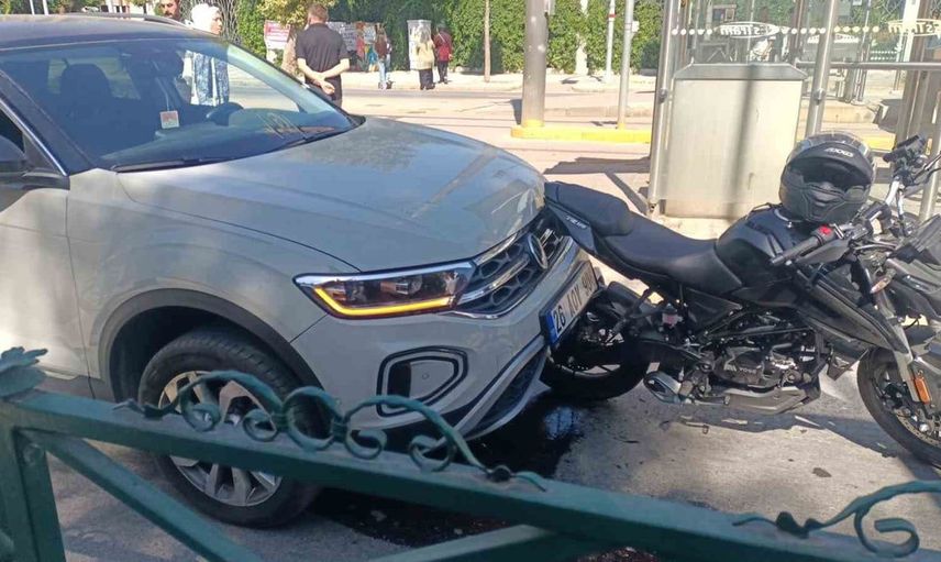 Eskişehir'de yayalara yol veren motosikletliye otomobil çarptı