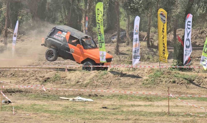 Ormanın kalbinde nefes kesen mücadele: 62 araç aynı parkurda