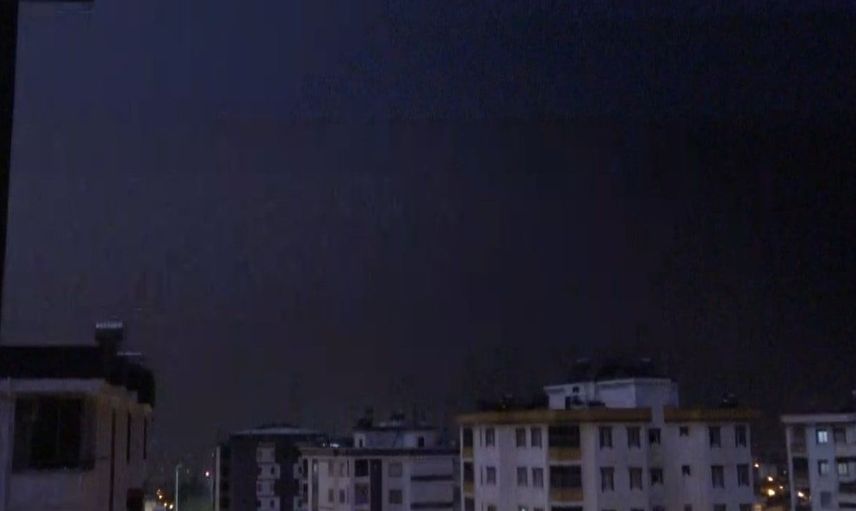 Kozan'da sağanak yağış sırasında gerçekleşen yıldırım düşüşü görüntülendi