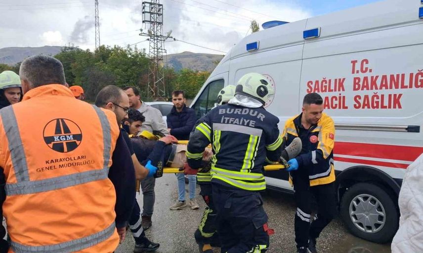 Burdur'da traktör ve otomobil çarpıştı: Sürücü ağır yaralandı