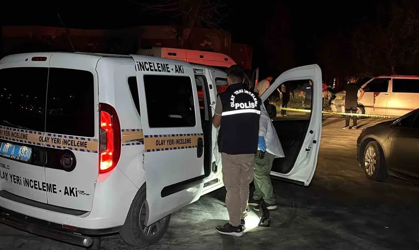 Aksaray'da minibüste şüpheli ölüm: Cansız bedeni ipte asılı bulundu