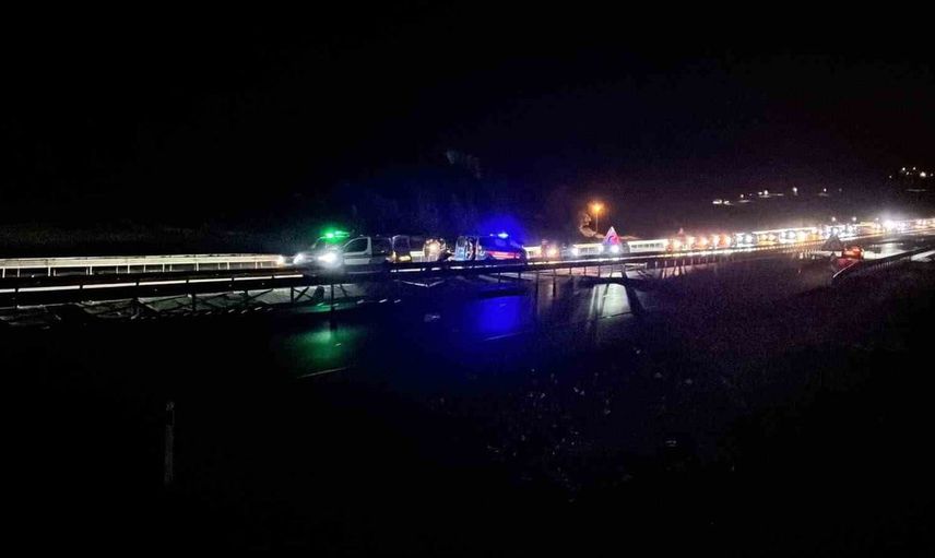 Kontrolden çıkan motosiklet bariyerlere çarparak sürücüsünü kaybettirdi