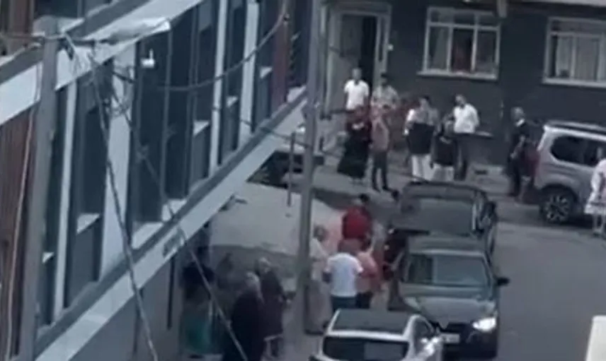 Küçükçekmece'de silahlı çatışma: Yoldan geçen çocuk da yaralandı