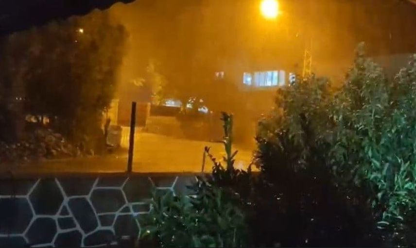 Hatay'da akşam saatlerinde dolu yağışı bazı araçları vurdu