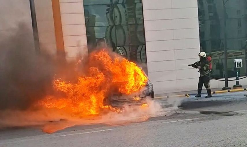 Kayseri'de elektrikli araçta yangın: Yangın söndürüldü ama araç yandı