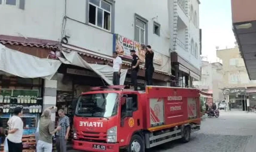 İş yerinde mahsur kalan yavru kedi, hayvanseverler ve itfaiye yardımıyla kurtarıldı