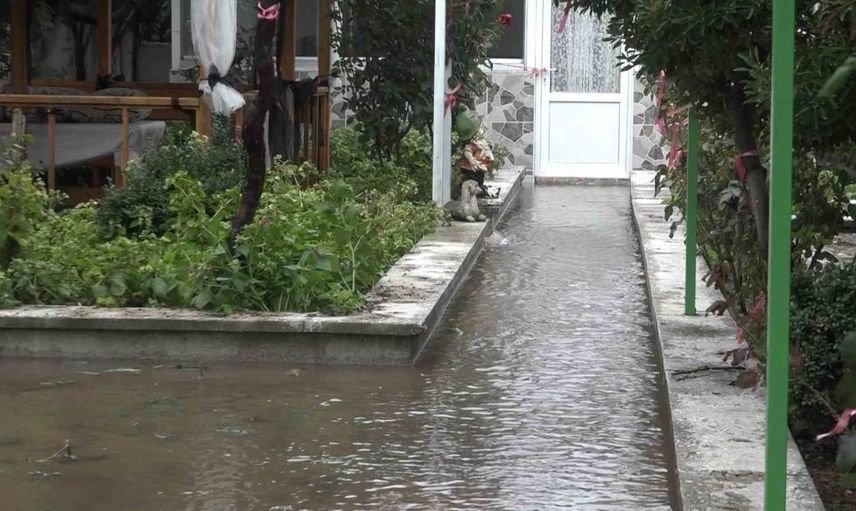 Mudanya'da sağanak yağmur dereleri taşırdı, esnaf sular altında kaldı