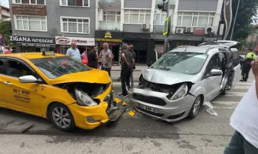 Samsun'da hafif ticari araç ile ticari taksi kafa kafaya çarpıştı: 2 yaralı