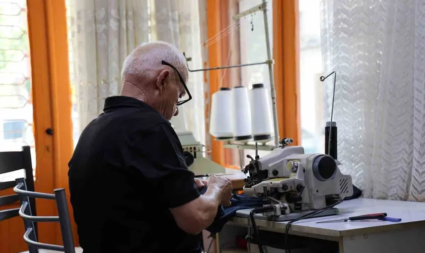 Emekli hayatı beklediği gibi çıkmayınca 70 yaşında yeniden terzi dükkanı açtı