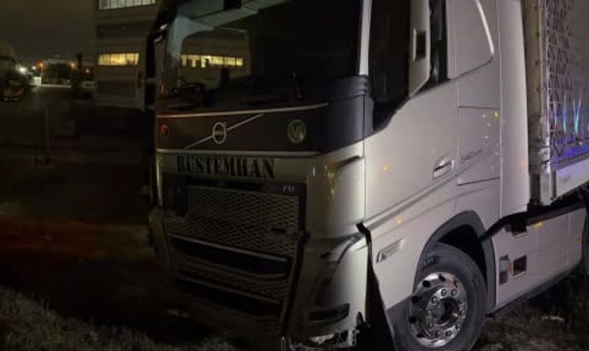 Virajı alamayan tır bariyerleri aşarak yoldan çıktı: Şoför kayıp