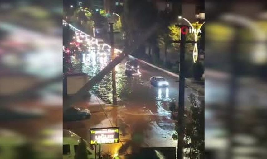 Ankara'da sağanak yağış sonrası yollar göle döndü, araçlar mahsur kaldı