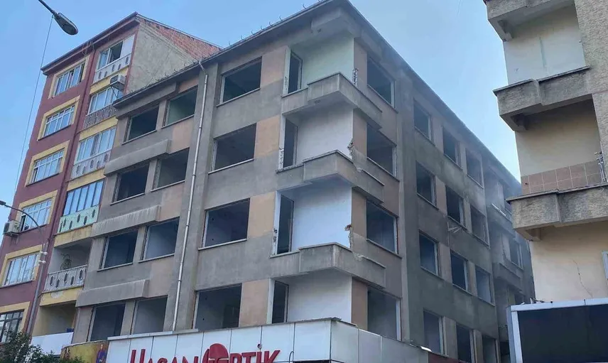 Elazığ'da metruk binada yangın paniği: İtfaiye ekipleri müdahale etti