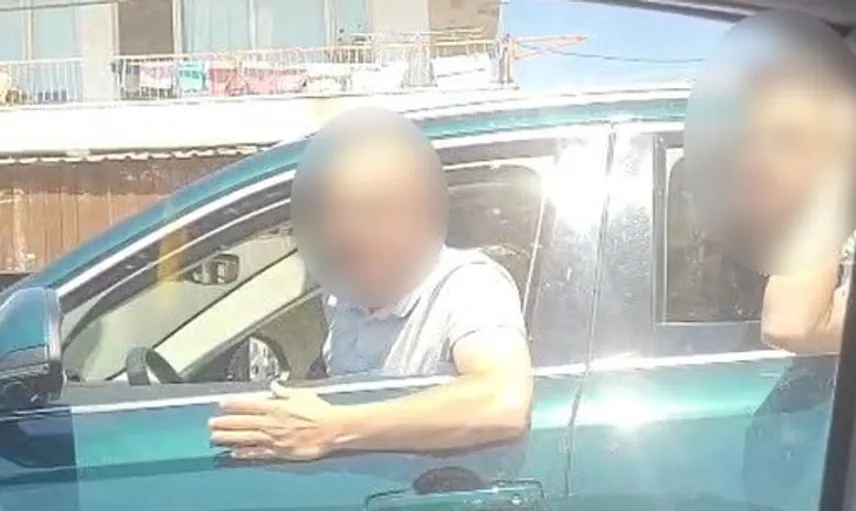 İzmir otoyolunda araç sürücüleri arasında taşlı kavga: Dehşet anları kaydedildi