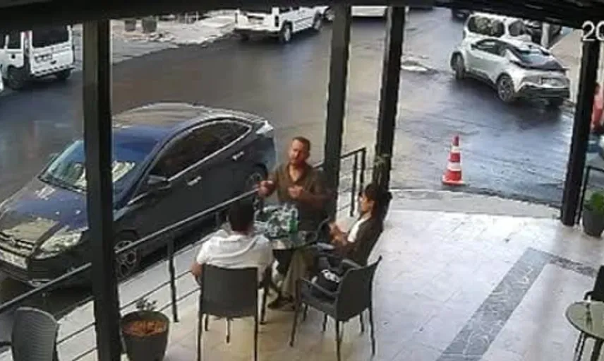 Mardin'de otomobil kafenin girişine çarptı: İhbar üzerine olay yerine polis sevk edildi