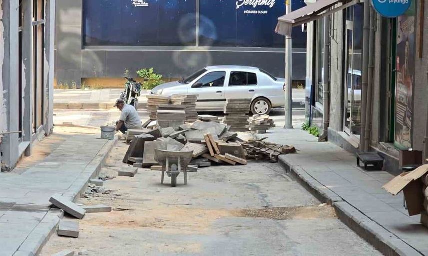 Bilecik’te 1 haftadır devam eden kaldırım çalışmaları esnafı endişelendirdi