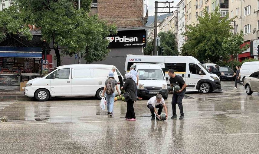 Bursa'da kamyonetin arka kapağı açıldı, karpuzlar yola saçıldı
