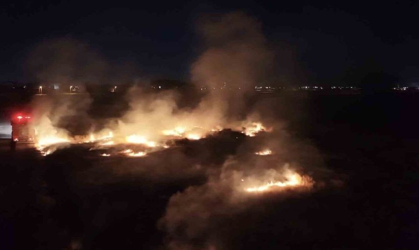 Aksaray'da boş arazide yangın paniği: itfaiye ekipleri müdahale etti