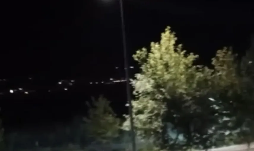 Seyir halindeki otomobilin tavanında tehlikeli yolculuk yapan iki kadın dikkat çekti