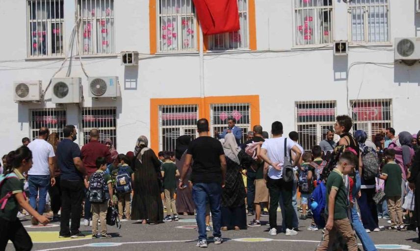 Diyarbakır'da yeni eğitim yılı coşkusu: Minik öğrencilerin okula dönüş heyecanı