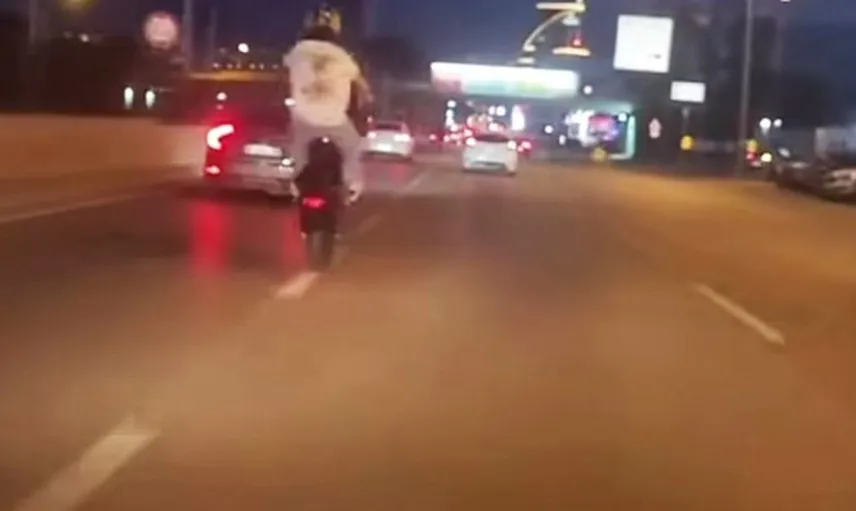 Bursa'da plakasız motosiklet sürücüsü trafikteki dikkatleri üzerine çekti