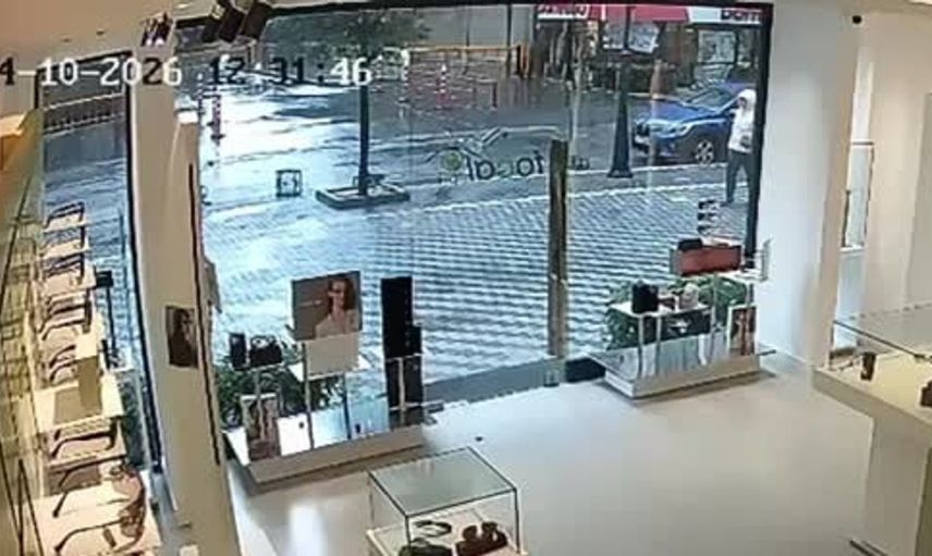 Beklenmedik rüzgar, gözlükçünün cam kapısını kırdı: kamera kayıtlarında o anlar