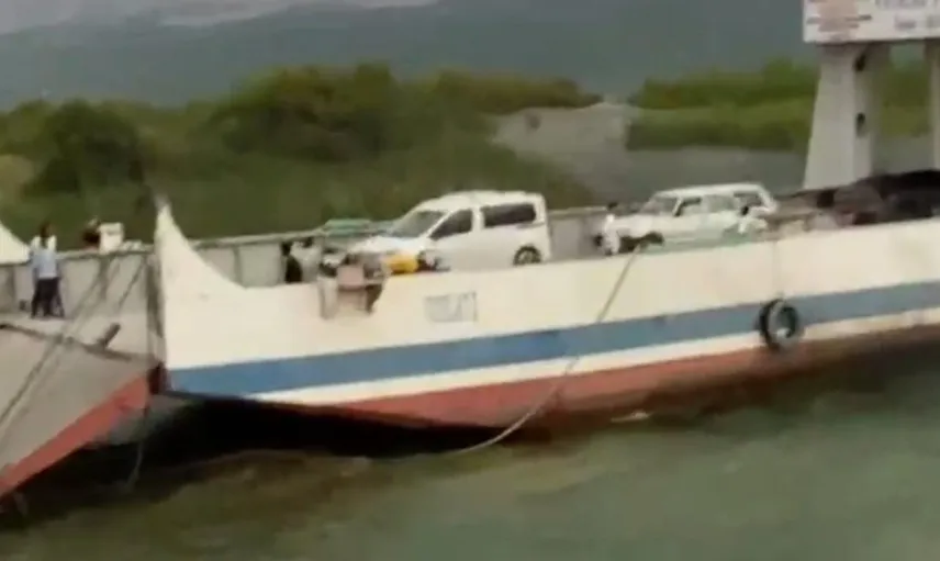 Fırtına, feribotun iskeleye yanaşmasını engelledi
