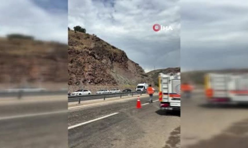 Sivas’ta yolcu minibüsü şarampole devrildi: 4 ölü, 10 yaralı