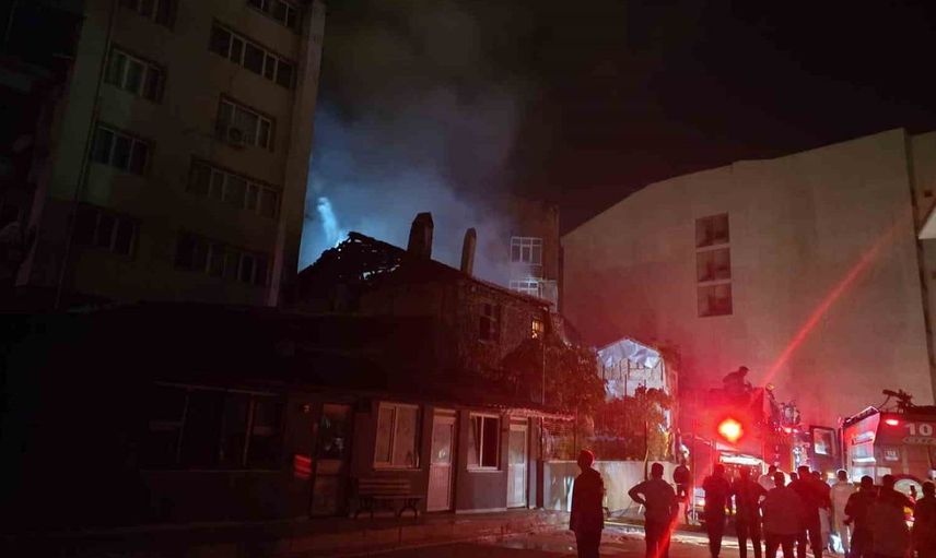 Dursunbey'de evde yangın çıktı, itfaiye ekipleri hızlı müdahale etti