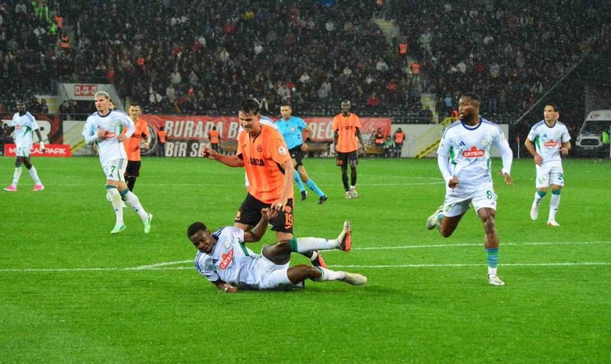 Çorum FK, Çaykur Rizespor'u ikinci yarıda yıktı