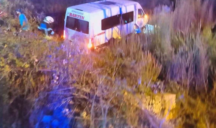 Bartın'da feci kaza: yolcu minibüsü ile otomobil çarpıştı