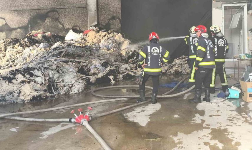Denizli'de kırpıntı deposunda yangın paniği: İtfaiye ekipleri anında müdahale etti