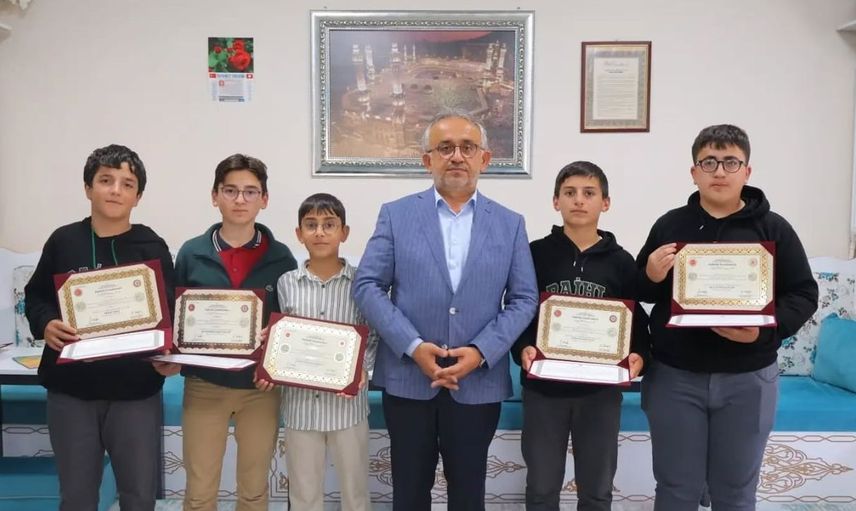 Bayburt'ta hafızlık eğitimini başarıyla tamamlayan öğrencilere sertifikaları verildi