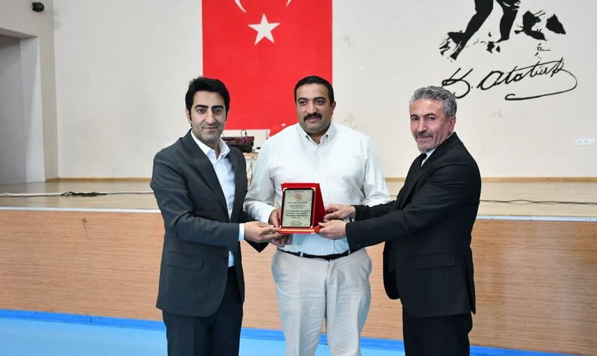 Sarıkamış'ta minik sporculara forma sürprizi: gençliğe destek verenlere plaket takdim edildi