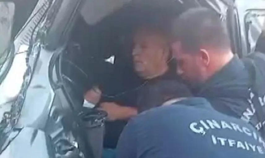 Yalova'da iki aracın kafa kafaya çarpışması sonucu 3 kişi yaralandı