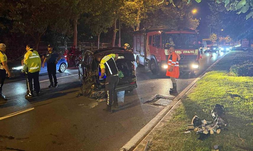 Bakırköy'de refüjü aşan otomobil kaza yaptı: 3 yaralı